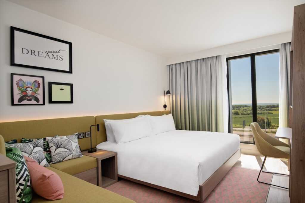 Bedroom Hampton By Hilton High Wycombe